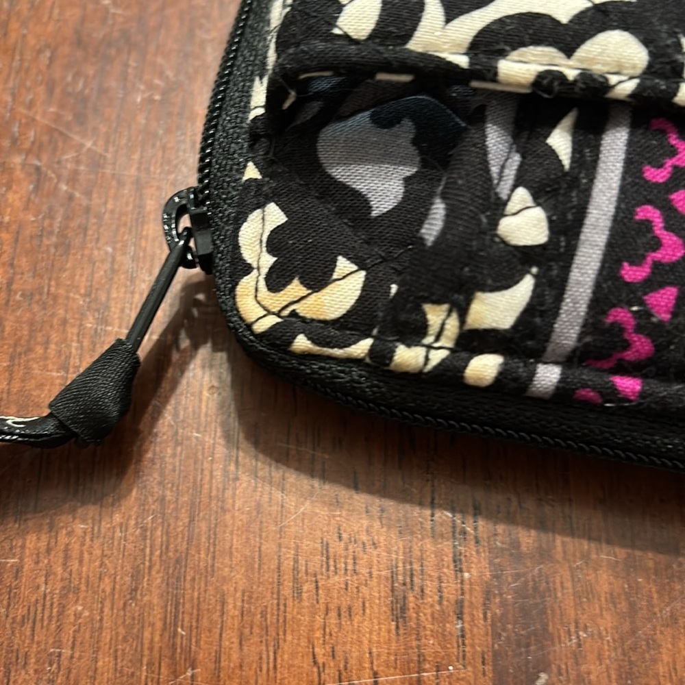 Vera Bradley - Canterberry Magenta Carry It All Wristelt - Picture 3 of 6